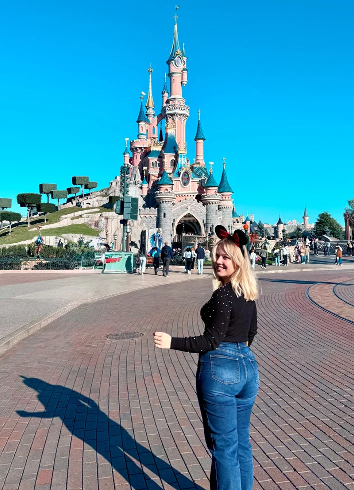 Tabea: in Disneyland outside the Disney castle