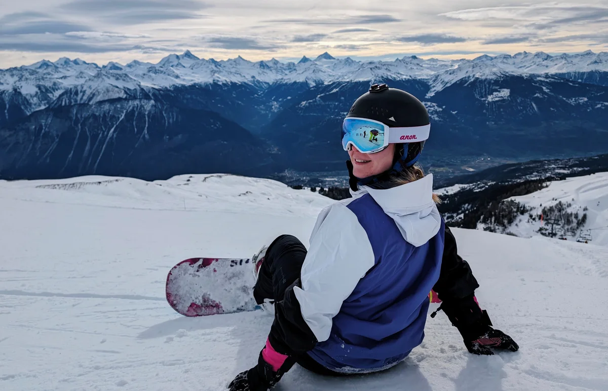 Tabea: posing on a snowy mountain on a snowboard